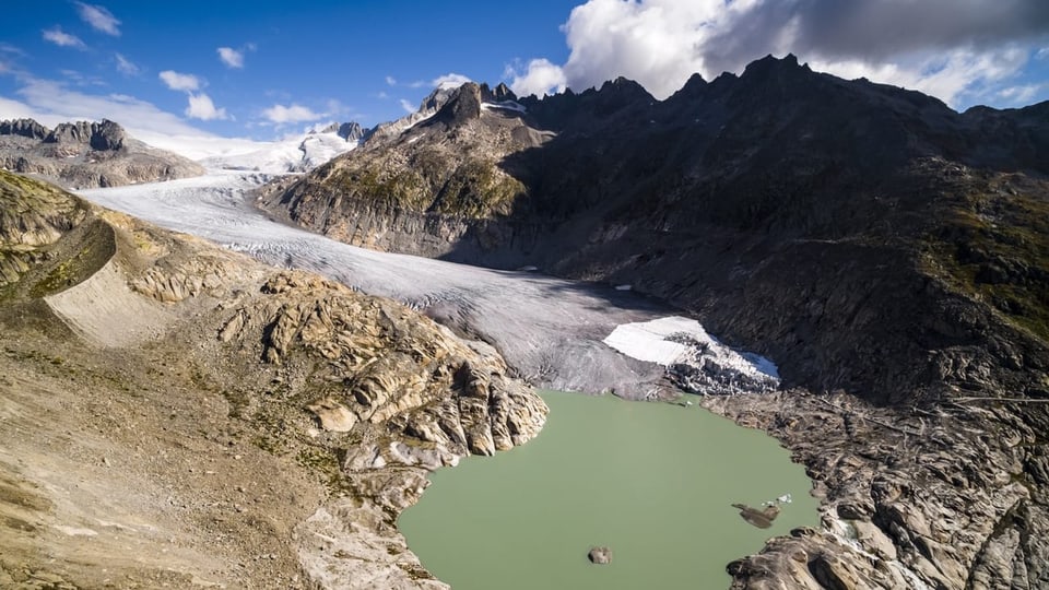 Gletscher mündet in See im Gebirge