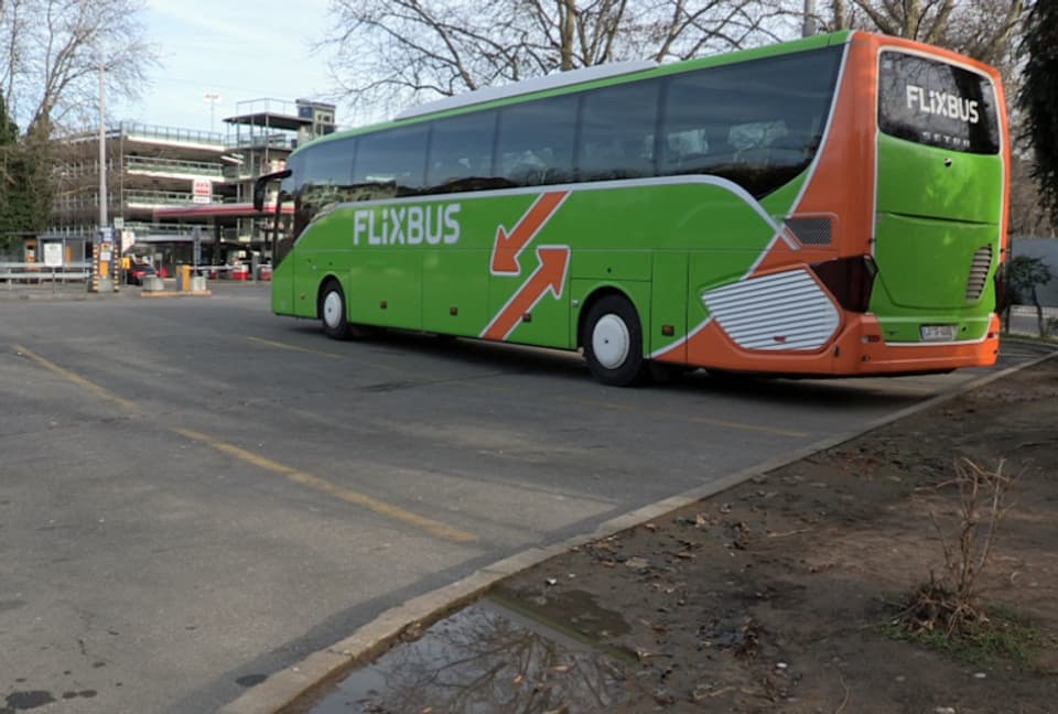 Ein Flixbus am Busbahnhof in der Stadt Zürich.