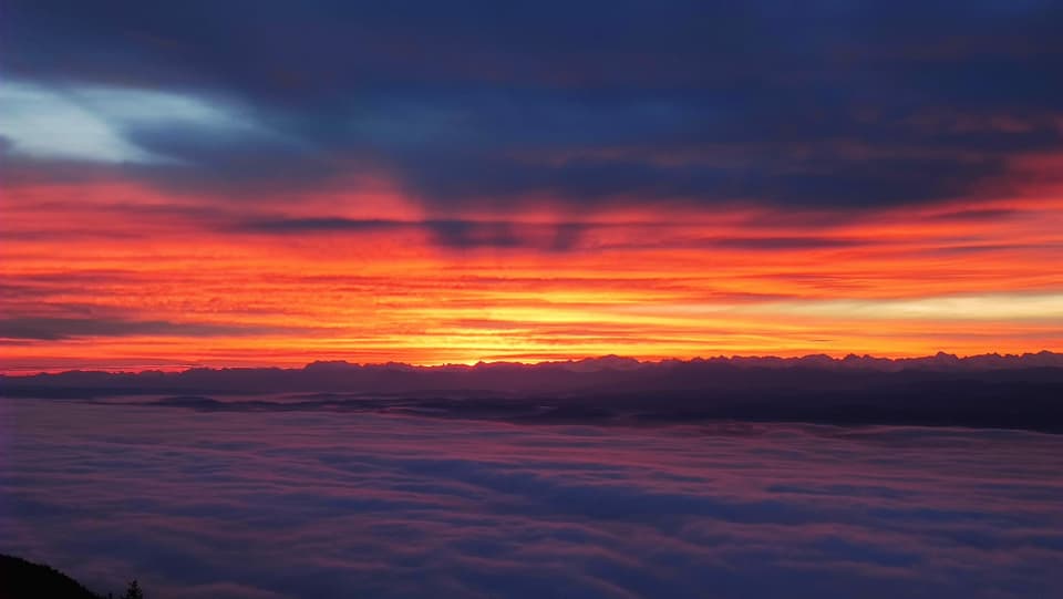 Blick Richtung Sonnenaufgang. Unten das Nebelmeer über dem Jurasüdfuss und oben die Wolken der Warmfront.
