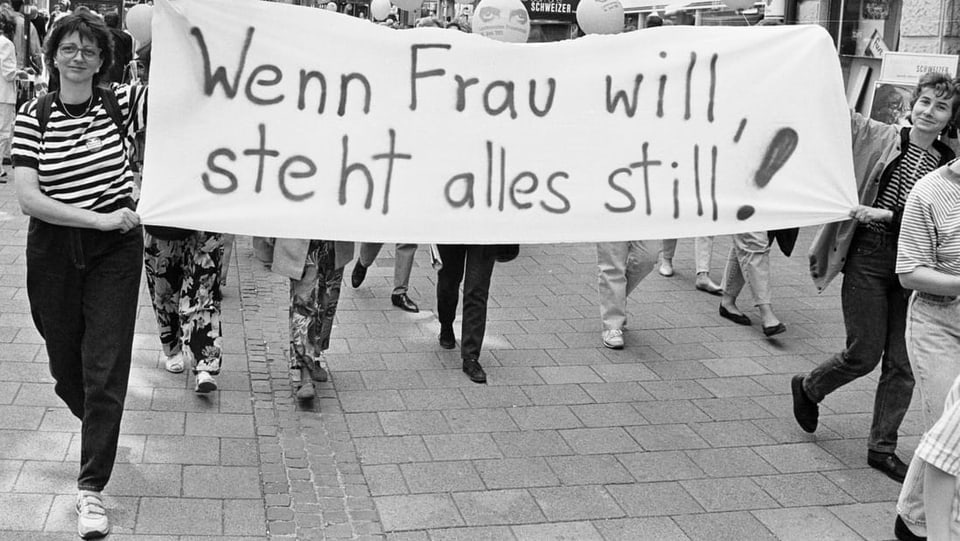 Frauen demonstrieren mit einem Plakat während des Frauenstreiks 1991.