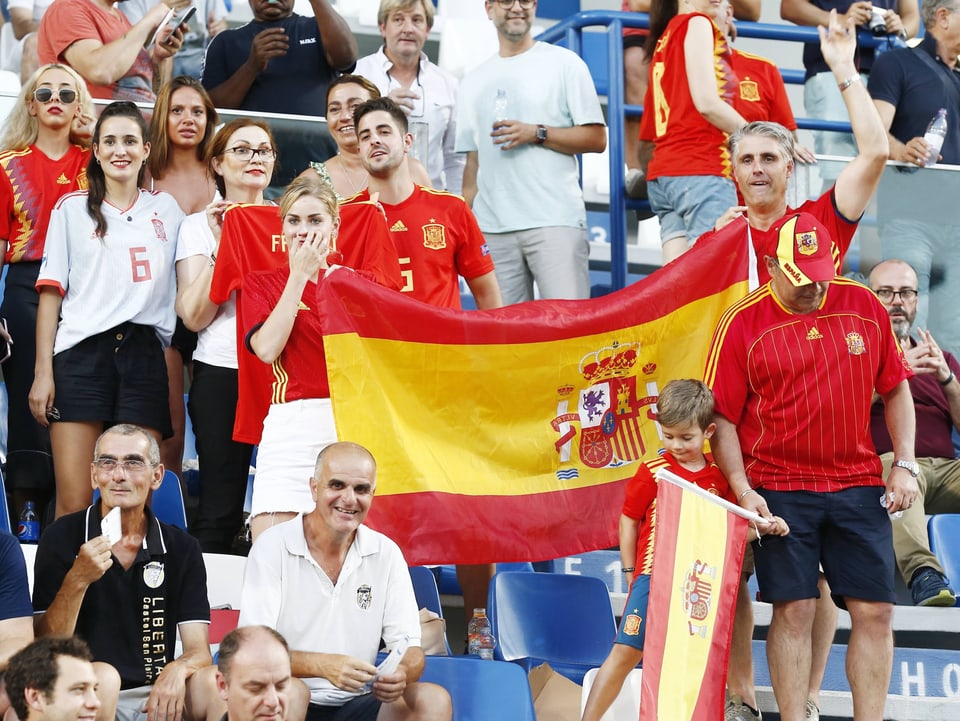 Spanische Fans im Stadion.