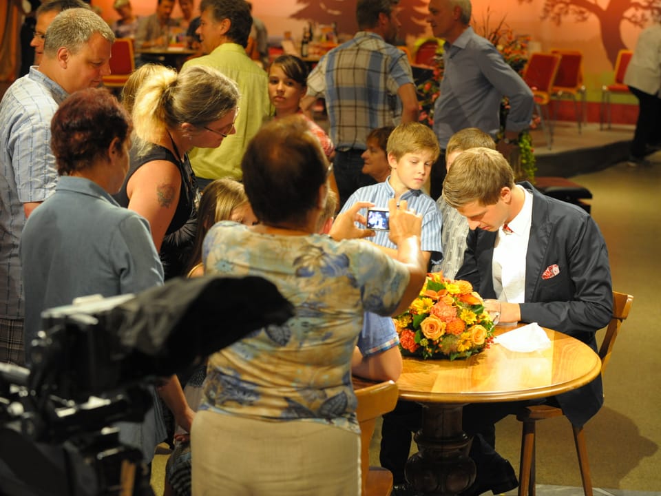 Nicolas Senn erfüllt nach der Sendung Autogrammwünsche.