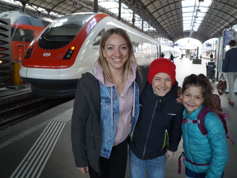 Anna, Silas und Linda am Bahnhof Luzern.