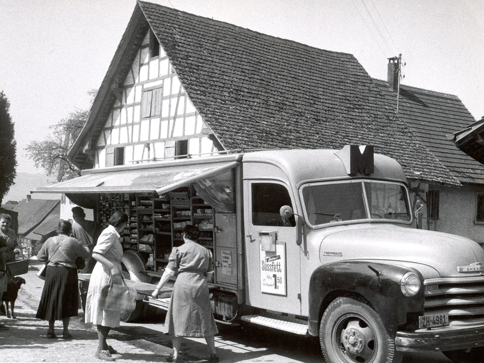 Verkaufswagen mit Kunden um 1950 in Zürich.