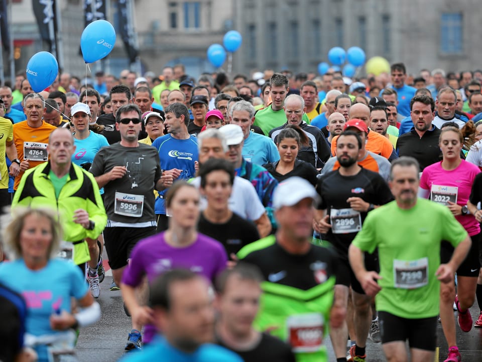 Männer und Frauen, die einen Marathon laufen.