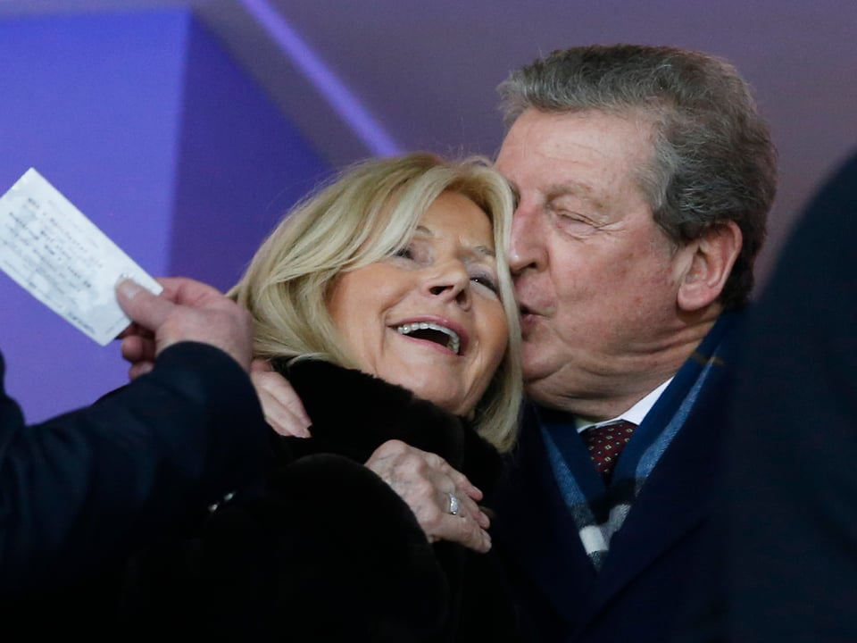 Der ehemalige Schweizer und heutige England-Trainer Roy Hodgson küsst seine Frau Sheila.