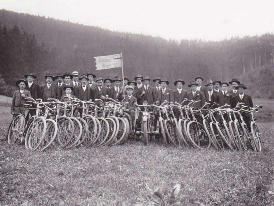 Eine Gruppe Radfahrer im Jahr 1939. 