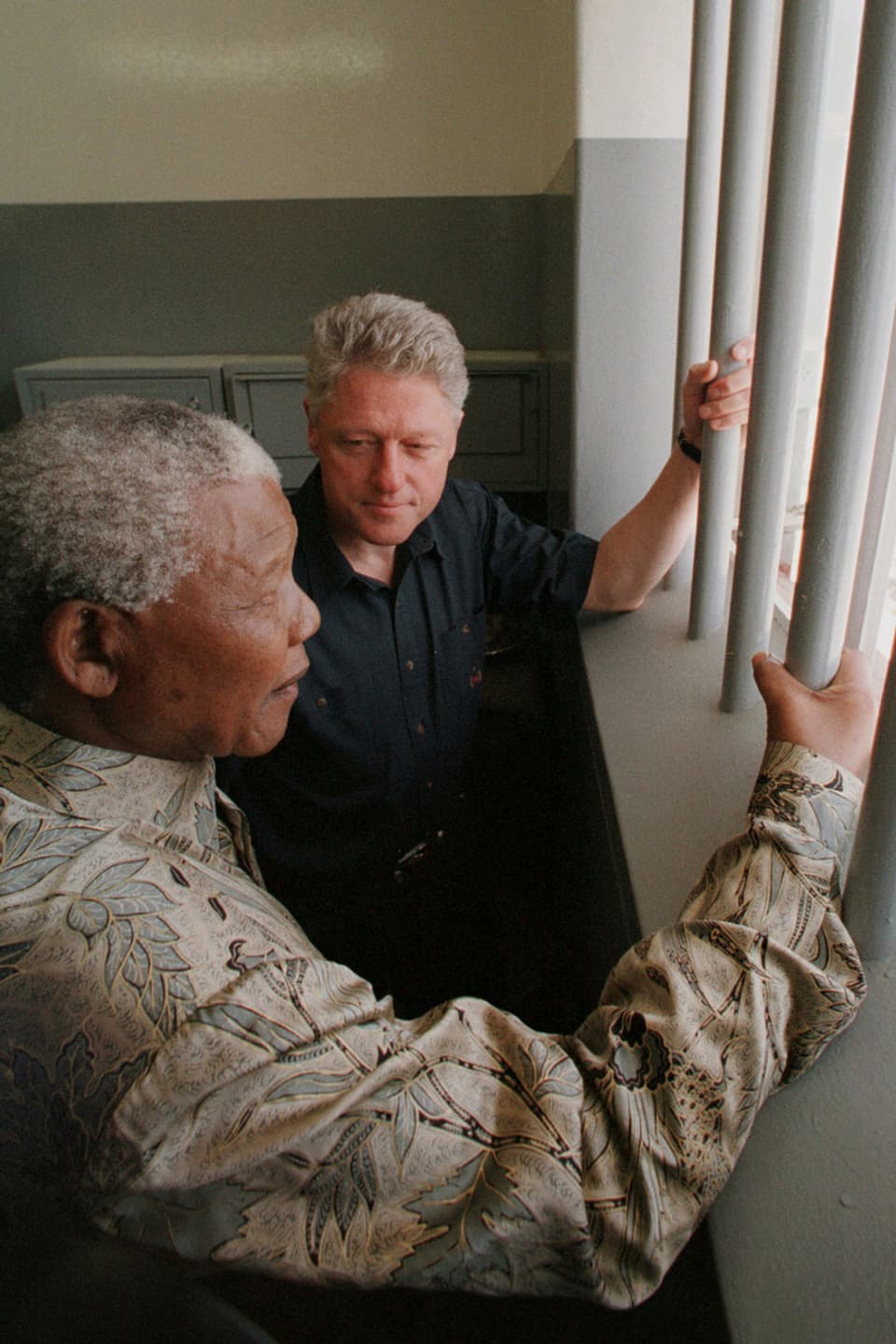 Bill Clinton und Nelson Mandela bei einem Besuch in Robben Island 1998