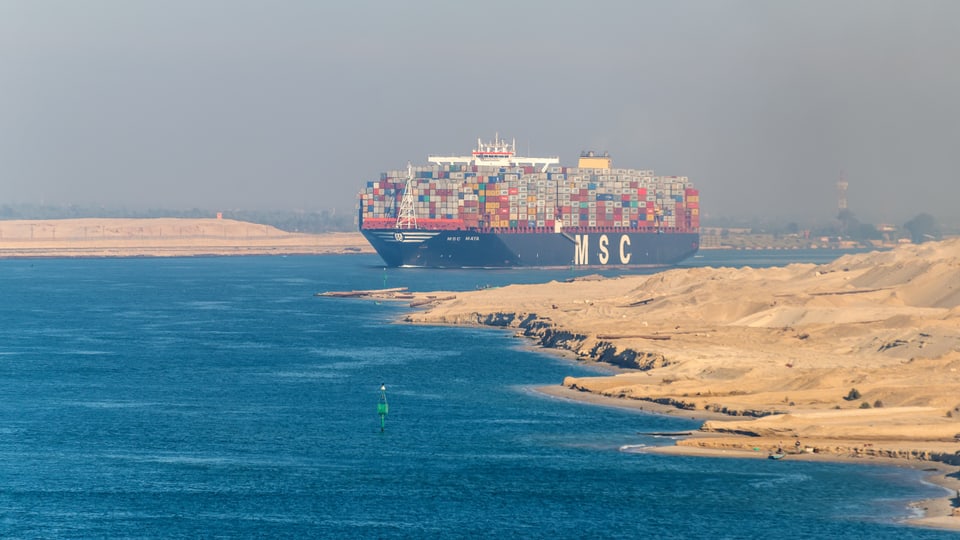  Grosses Containerschiff MSC Maya passiert den Suezkanal.