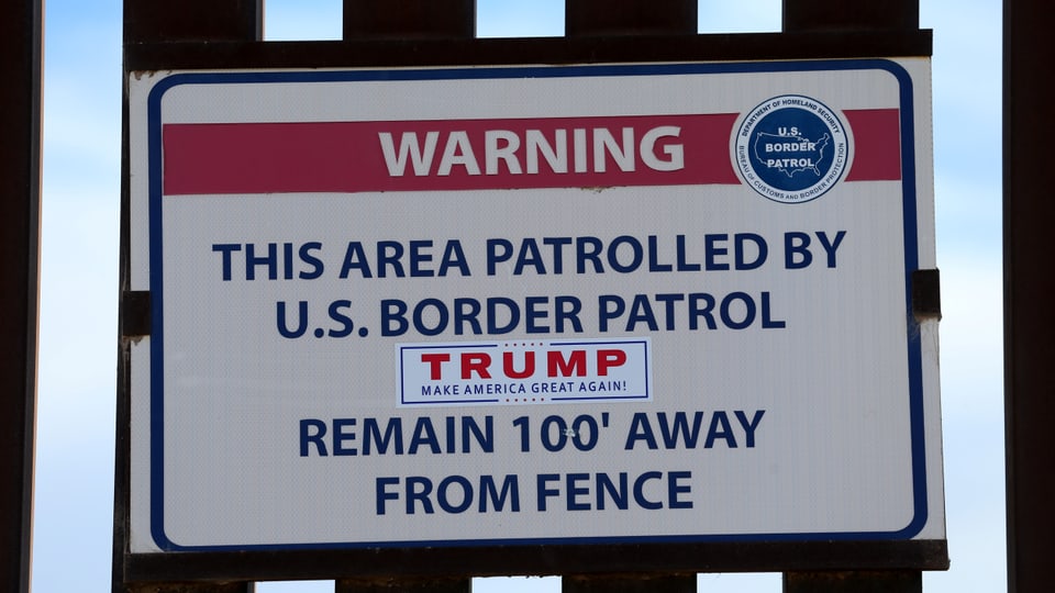 Warnhinweis an Grenzzaun zwischen USA und Mexiko.