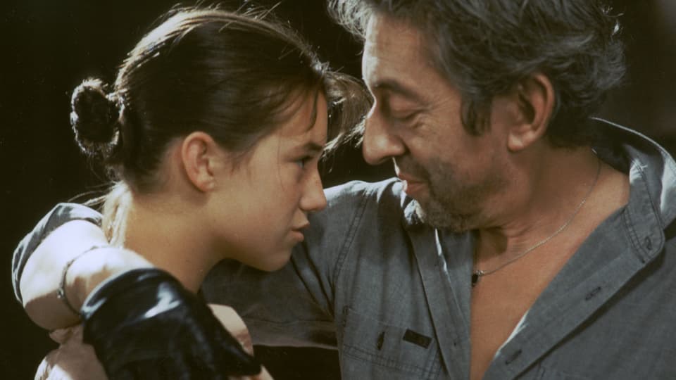 Serge Gainsbourg hält seine Tochter Charlotte im Arm.