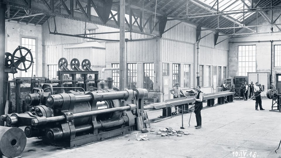 Historisches Bild, alte Maschine in Fabrikhalle