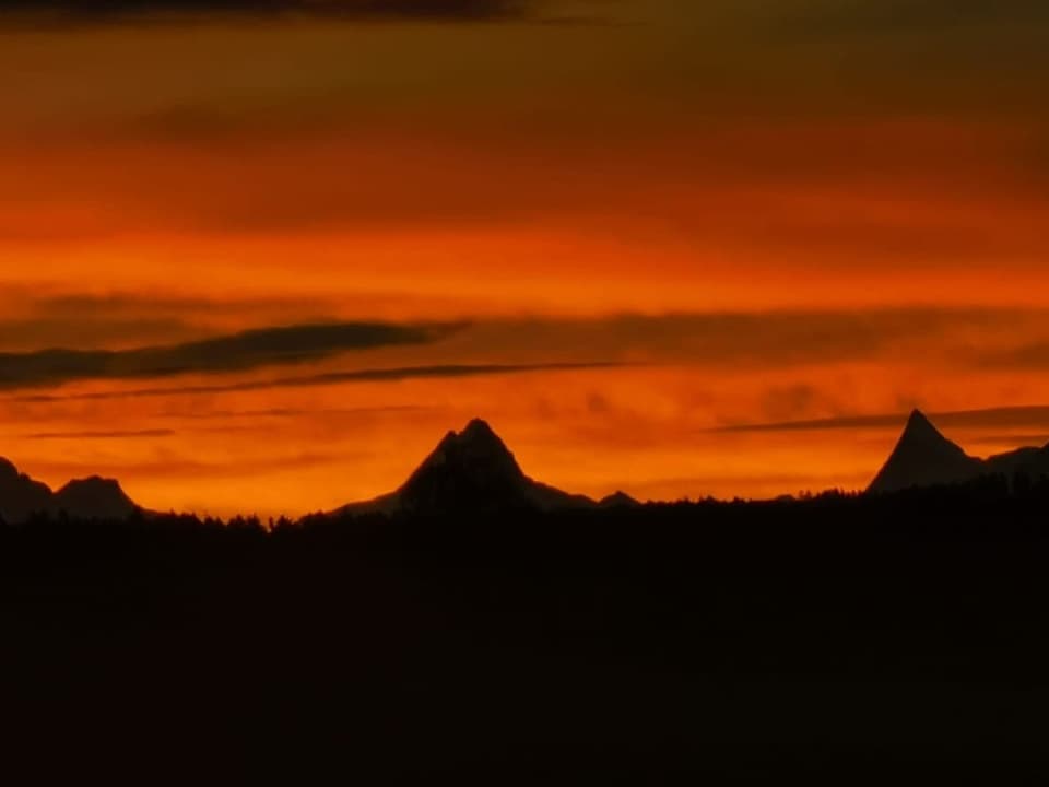 Dunkel Berge, roter Himmel