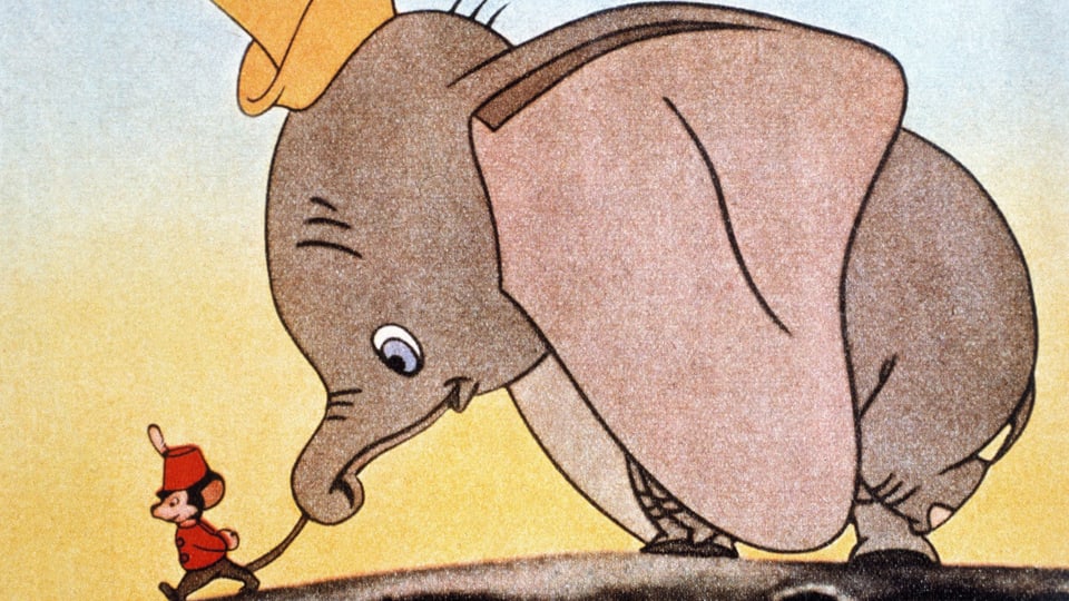 Maus Timothy läuft selbstbewusst durch die Gegend, während ihm sein Freund Dumbo traurig hinterhertrottet .