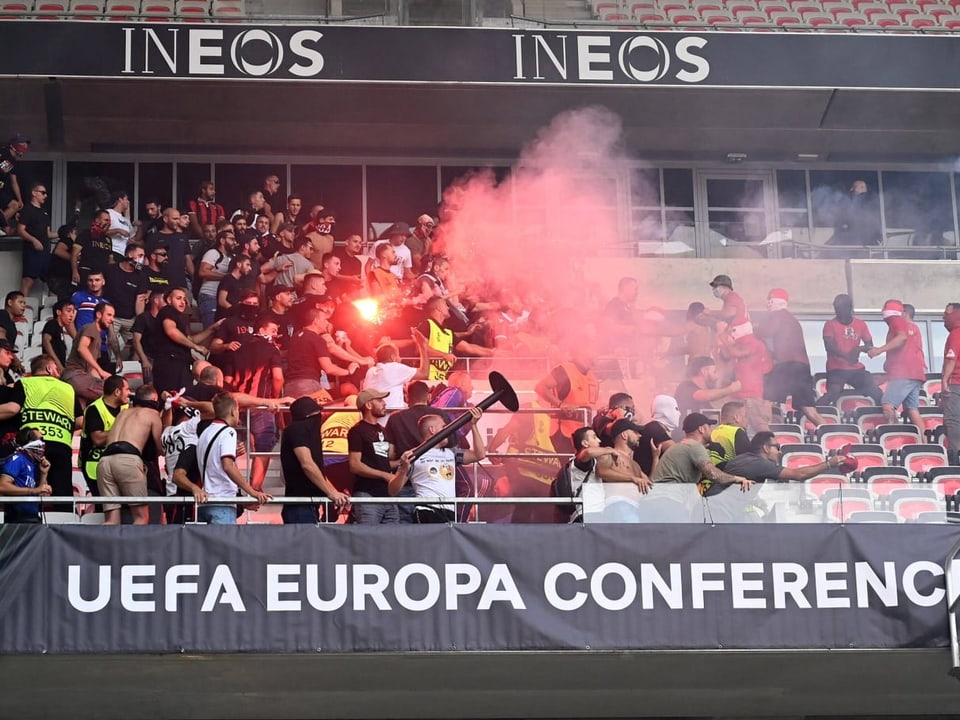 Beim Spiel der Conference League zwischen Nizza und Köln: Zwei Gruppen stehen sich auf den Stadionrängen gegenüber, Pyro