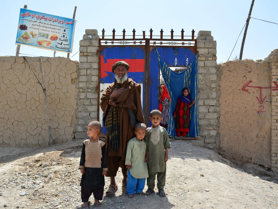 Agha Mohammed mit seinen Kindern vor der Eingangstür. 