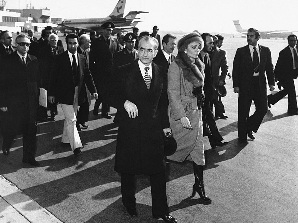 Schah Reza und seine Ehefrau auf dem Teheraner Flughafen 