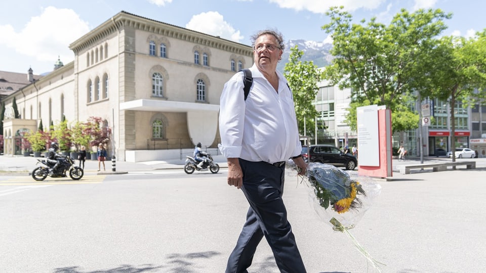 Hans Vetsch vor dem Regierungsgebäude in Chur