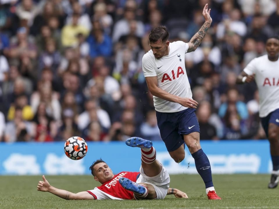 Arsenals Granit Xhaka gegen Tottenhams Pierre Emile Höjbjerg.