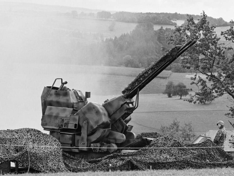 Ein Feuerleitgeraet und eine 35mm Fliegerabwehrkanone 63/90 der Schweizer Armee