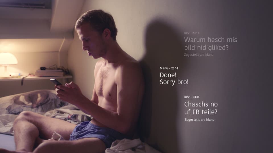 Kevin (Max Hubacher) kommuniziert via Smartphone mit seinem Kumpel.