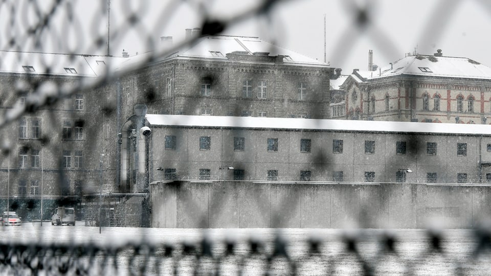 Blick von aussen durch Draht auf das Untersuchungsgefängnis Kaserne in der Stadt Zürich. 