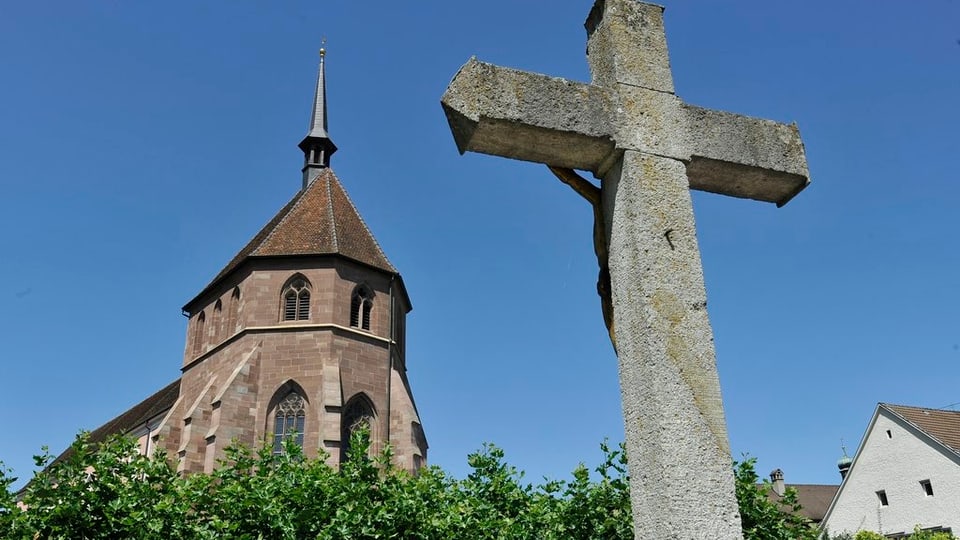 Verenamünster in Bad Zurzach, im Vordergrund ein grosses Steinkreuz