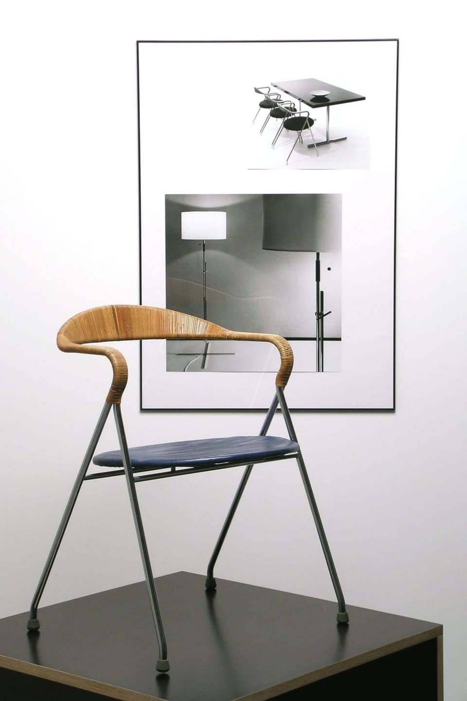 Ein Stuhl vor Fotos mit Lampen, einem Tisch und Stühlen