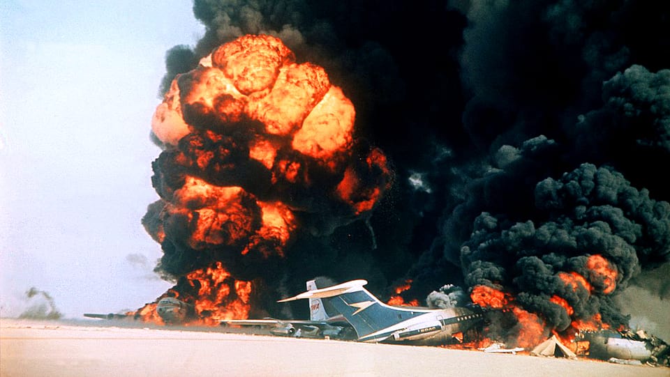 Bild eines explodierenden Flugzeugs auf einem Rollfeld in der Wüste Jordaniens.