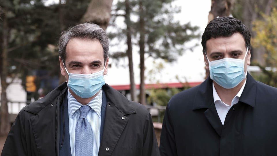 Bildmitte: Premierminister Kyriakos Mitsotakis, rechts Gesundheitsminister Vassilis Kikilias.