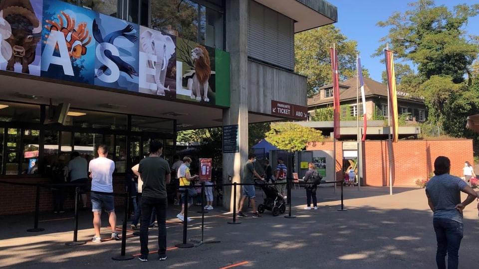 Menschen vor einem Gebäude