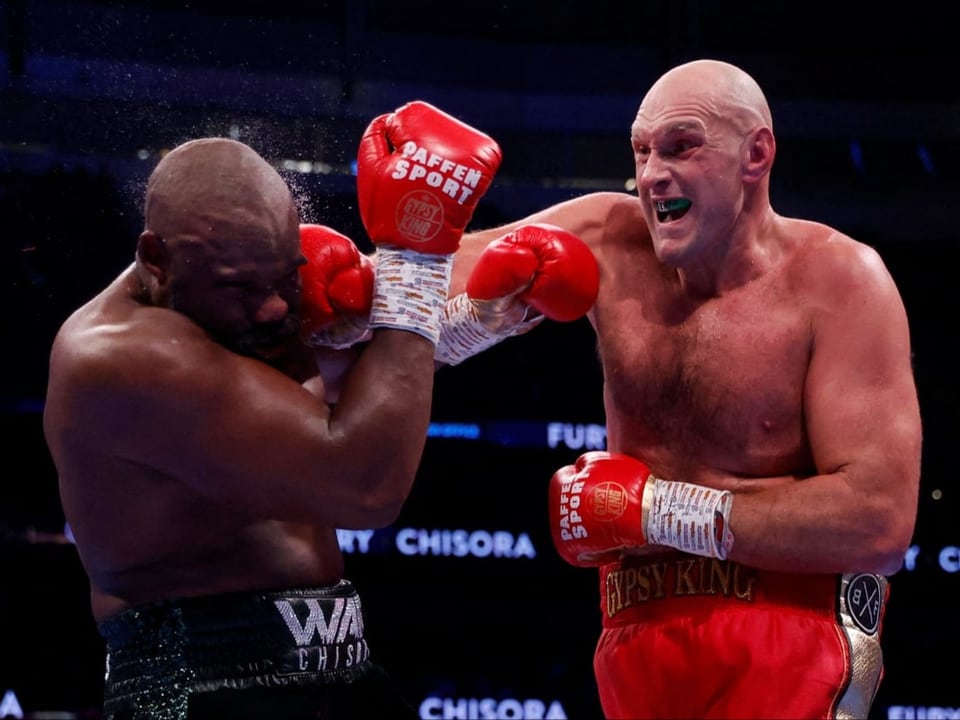 Fury landet einen Treffer gegen Chisora.