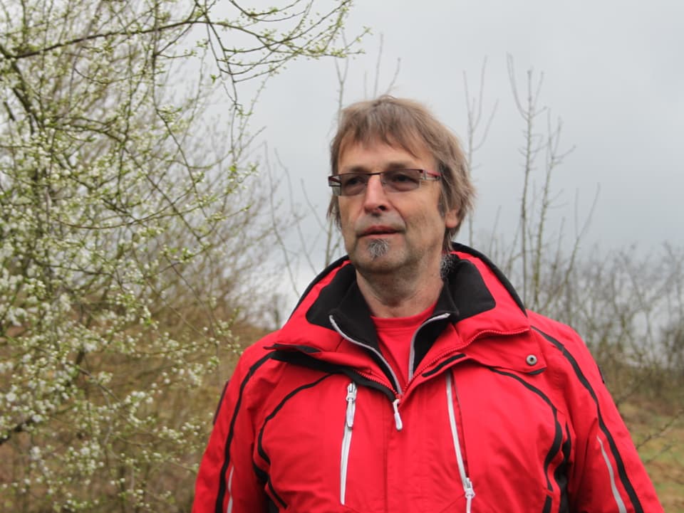 Biobauer Martin Erb in einer roten Jacke. 