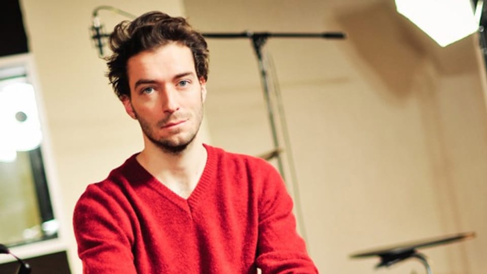 Fred Hermann in rotem Pullover.