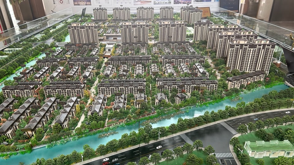 Modell eines neuen Stadtteils mit Mehrfamilienhäusern, Schulen, Einkaufsmöglichkeiten und ÖV-Verbindung nach Schanghai