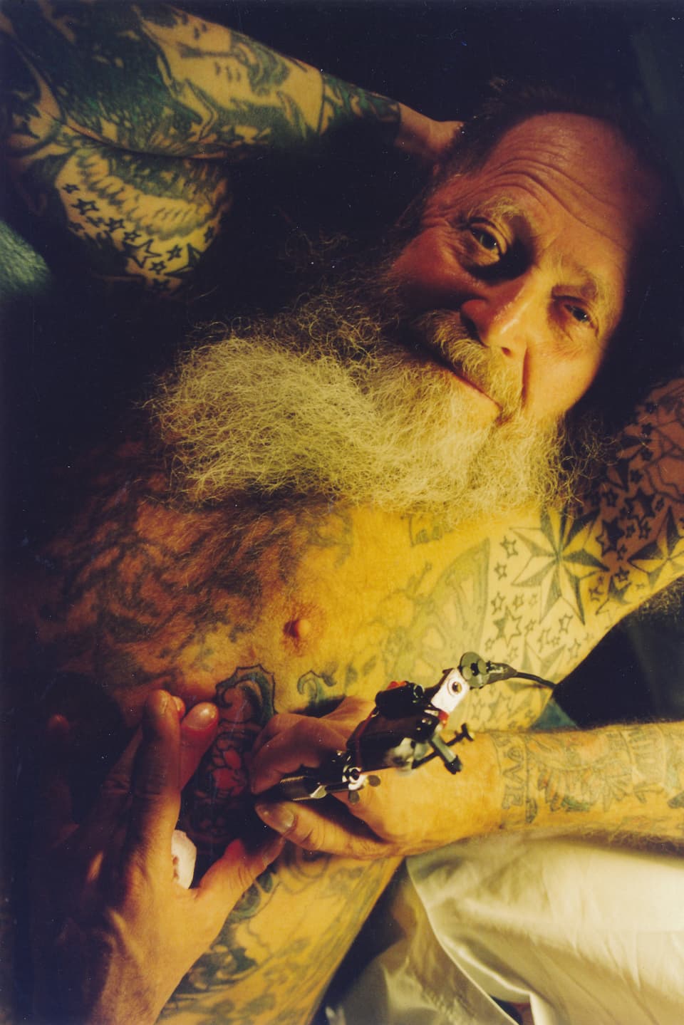 Die Tattoo-Legende Herbert Hoffmann beim sich tätowieren lassen.