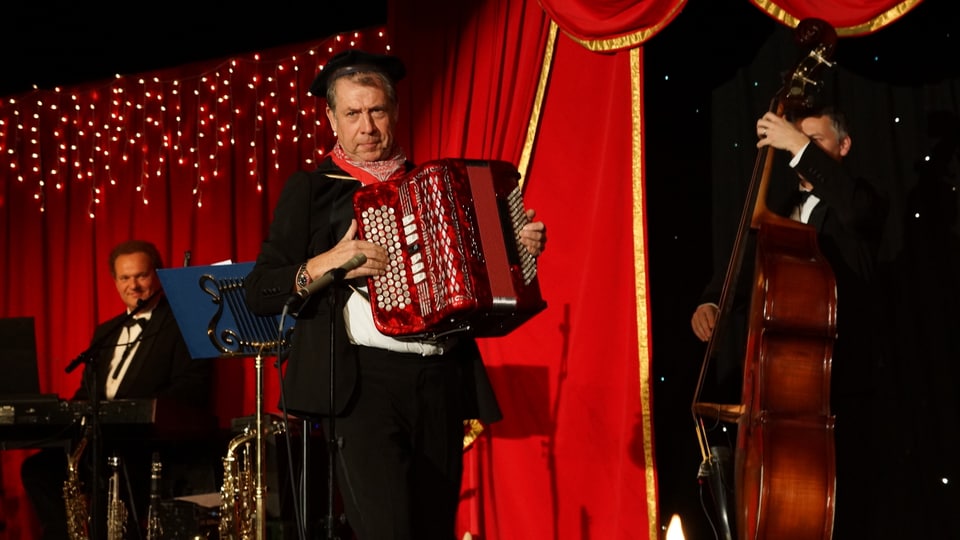 .Joschi Closchi spielt auf dem Akkordeon während einer Aufführung im Zelt vom «Lachner Wiehnachtszauber».