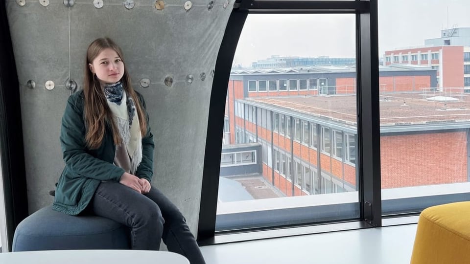 Oksana S. an der Empa in Dübendorf, wo sie im Labor für Advanced Analytical Science arbeitet.