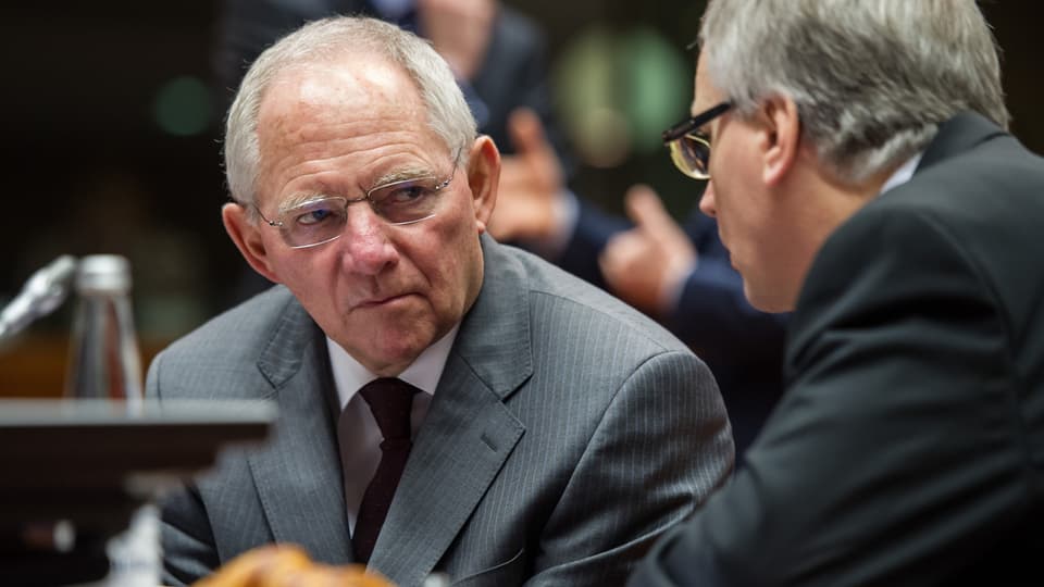 Schäuble und Sadzius sitzen sich gegenüber und sprechen miteinander.
