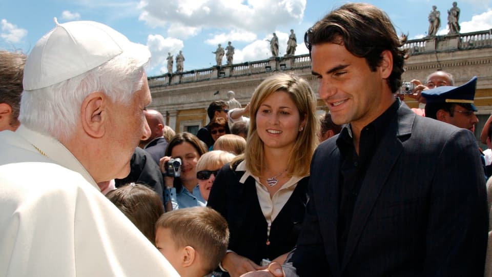 Roger Federer und Papst Benedikt. 