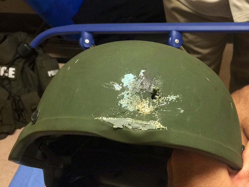 Grüner Kevlar-Helm mit Einschussloch