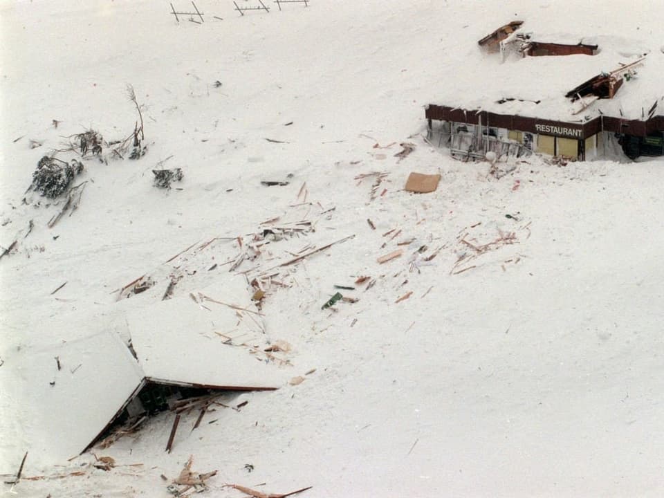 Häuser, begraben unter Schnee.