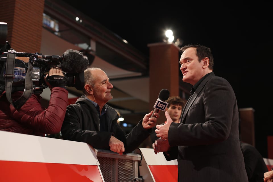 Tarantino gibt ein Interview auf dem roten Teppich.