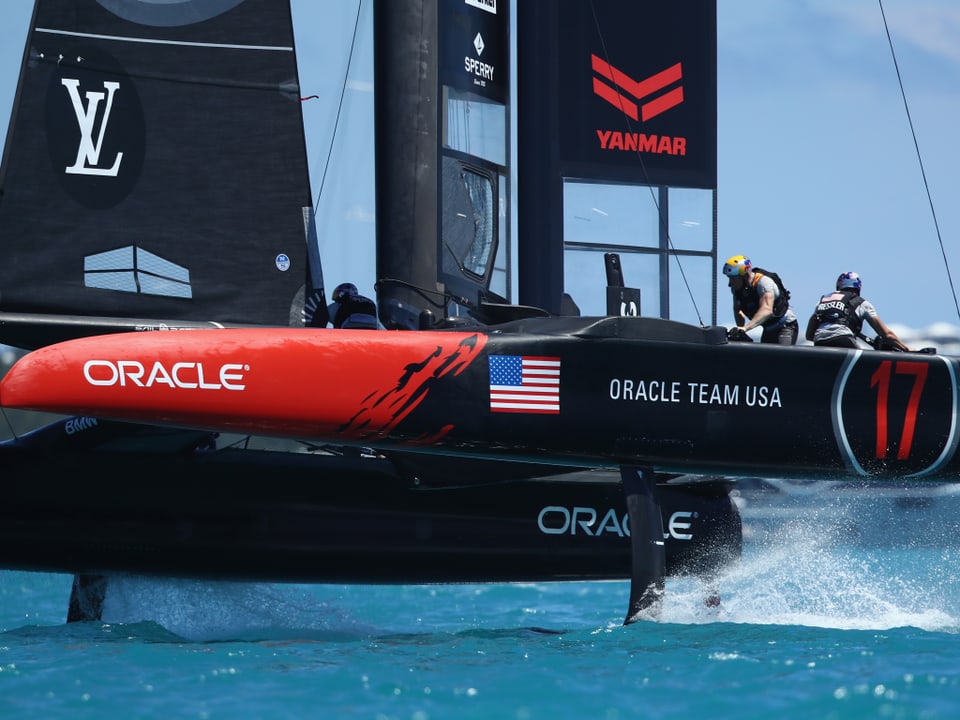 Team Oracle fliegt im Vordergrund übers Wasser.