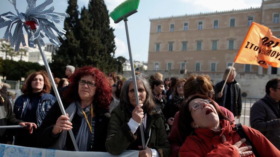Griechische Putzfrauen demonstrieren vor dem Finanzministerium.