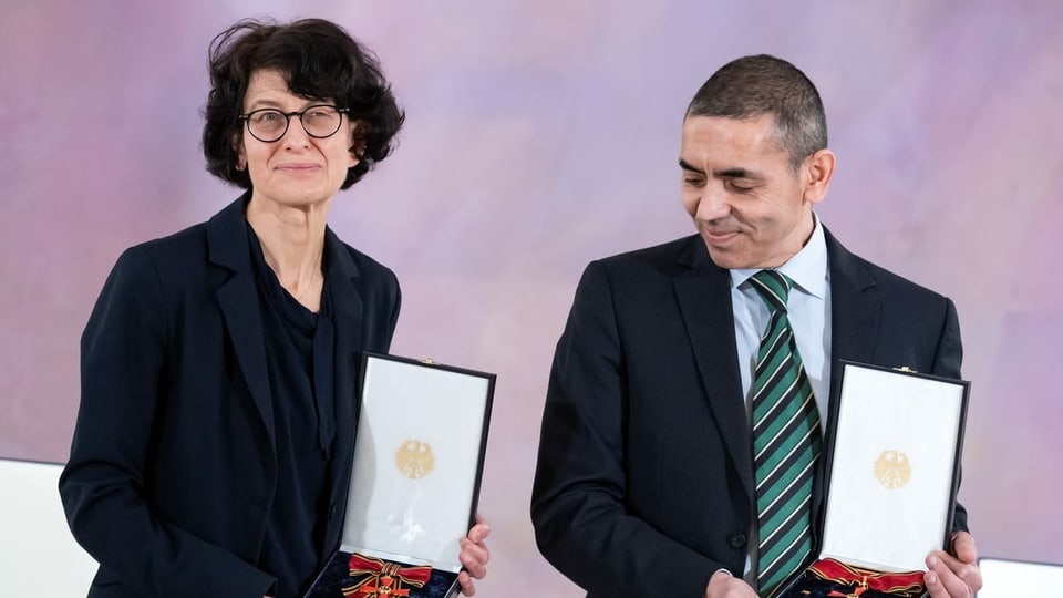 Ugur Sahin und seine Frau Özlem Türeci anlässlich der Verleihung des Großen Verdienstkreuzes mit Stern am 19. März 2021 im Schloss Bellevue in Berlin.