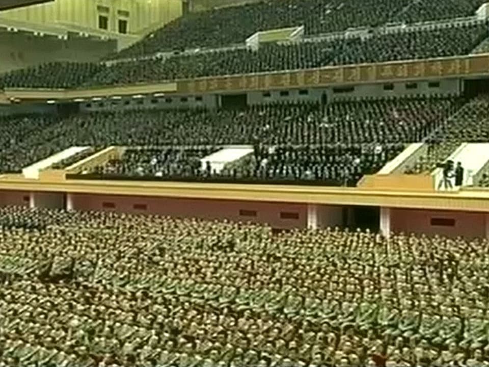 Eine Halle mit tausenden Armee-Angehörigen.