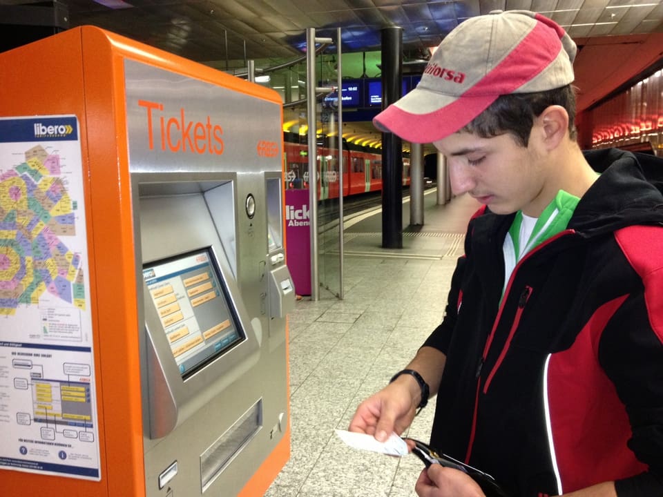 Matteo löst in Bern ein Zug-Ticket nach Zollikofen.