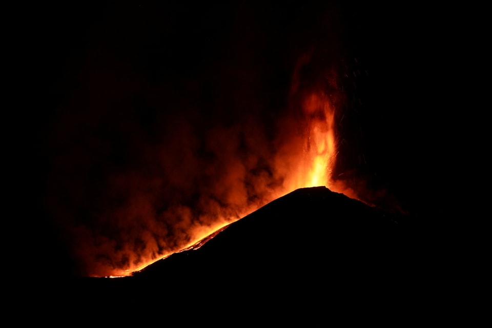 Nachtaufnahme vom ausbrechenden Vulkan. 