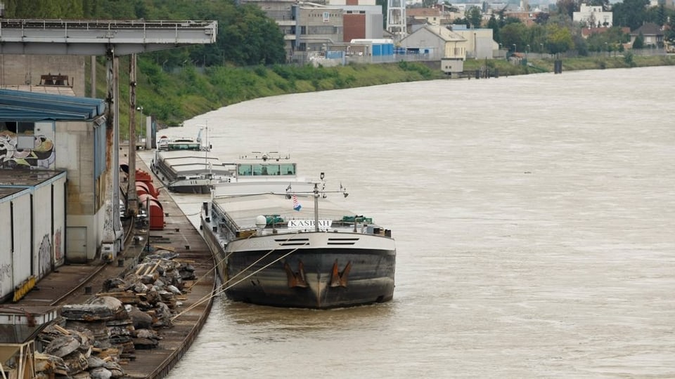 Das Frachtschiff Kasimir liegt im Rheinhafen Basel zwangsweise vor Anker - 2008 war der Rhein wegen Hochwasser gesperrt.